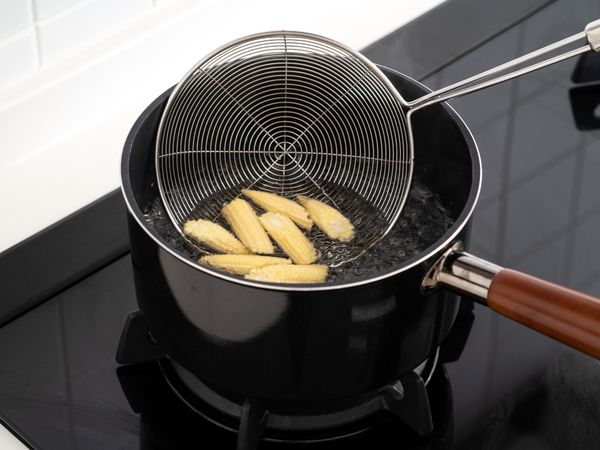 燒開一鍋水，放入玉米筍燙 2 分鐘後撈起瀝乾，再放入甜椒燙 30 秒後撈起瀝乾