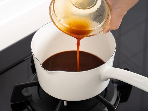 將步驟 3 的醬汁倒入鍋中加熱煮滾，盛起備用