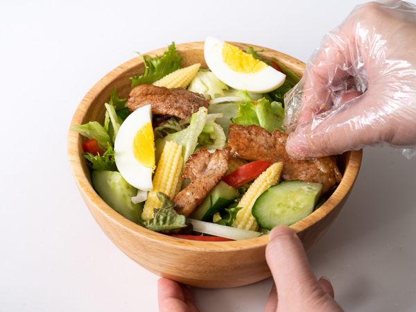 碗中平均放入所有配菜，鋪上松阪豬