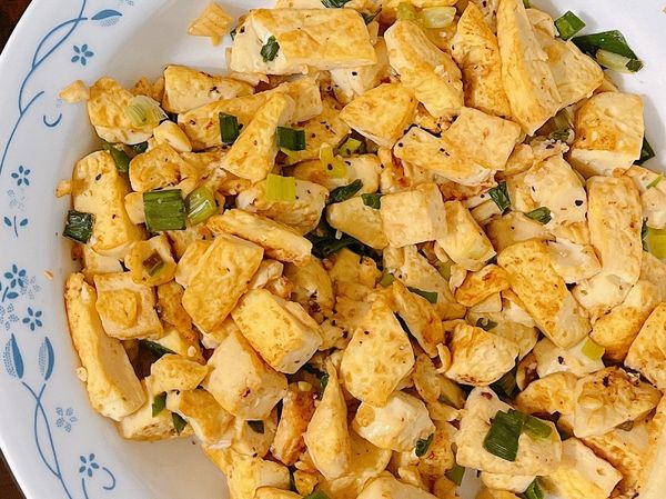 香煎雞蛋豆腐：將雞蛋豆腐切塊。使用平底鍋倒少許的油，煎豆腐至金黃色，加入蔥和一小匙醬油拌炒。最後撒上香蒜黑胡椒。