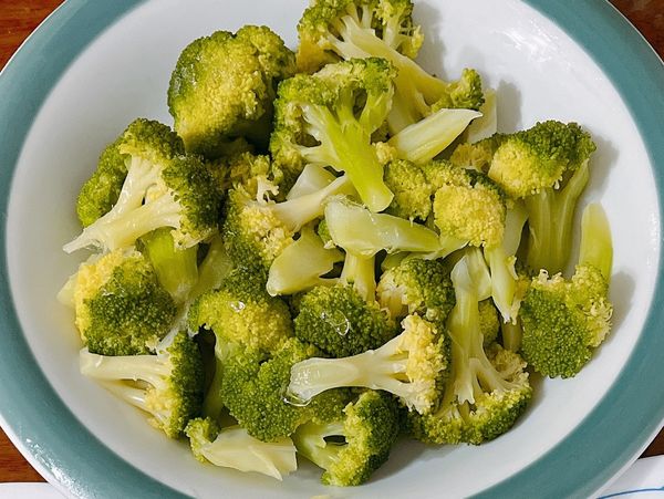 花椰菜：先將花椰菜一朵一朵切下（可將根上比較硬的皮一起去掉）
然後洗花椰菜，泡在鹽水大約15-20分鐘。
最後將水滾開，過水完成水煮花椰菜🥦