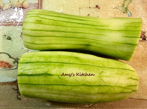 ●朋友家裡種的無毒絲瓜，洗淨刨皮切掉兩端蒂頭。