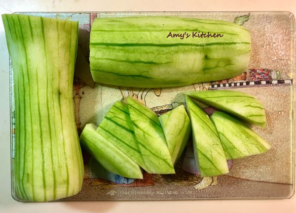 ●朋友問絲瓜怎切炒起來最好吃，如果也喜歡脆甜的口感，可以這樣切，大滾刀塊，如果喜歡軟爛口感就切小塊些。