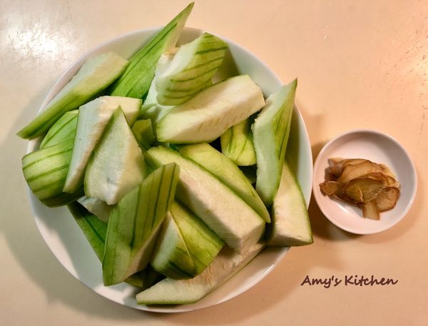 ●切好的絲瓜用煮好預計裝的盤子裝。
●老薑洗淨切薄片較容易煸。