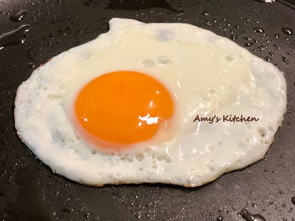 ●一鍋到底乾淨的先煮:先煎蛋
●平底鍋冷鍋放油(1/4小匙)小火鍋熱煎蛋。
半熟蛋建議用有機蛋且先洗過比較好。
可以蓋鍋煎助熟也節能+也能讓廚房保持乾淨好整理。