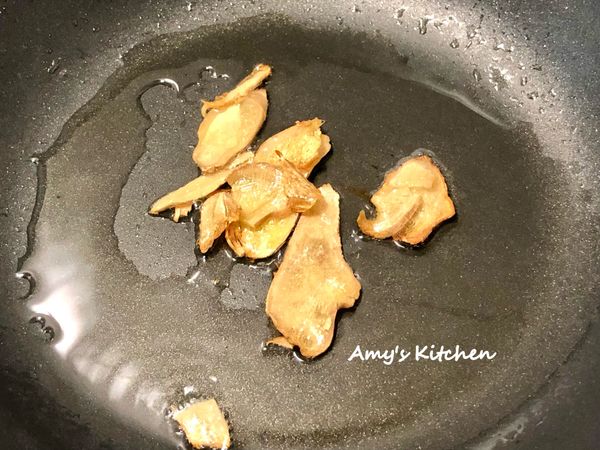 ●煎蛋原鍋加1小匙油，先煸香(老薑片)，薑煸至微捲薑香出現加(鹽巴)。