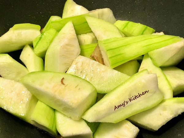 ●放(絲瓜塊)拌炒，按下計時器蓋鍋炒5分鐘。