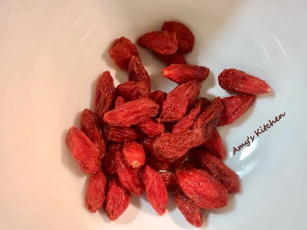 ●洗些枸杞瀝乾備用。