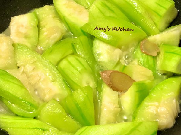 ●5分鐘後打開鍋蓋翻炒一下，繼續蓋鍋炒3分鐘。