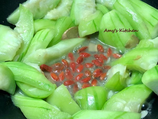 ●這樣大小的絲瓜塊蓋鍋炒8分鐘已熟透，把(枸杞)加進來熄火翻炒一下，就完成啦。
(哈哈手機你是不是快掛了，同樣燈光為何變這顏色)