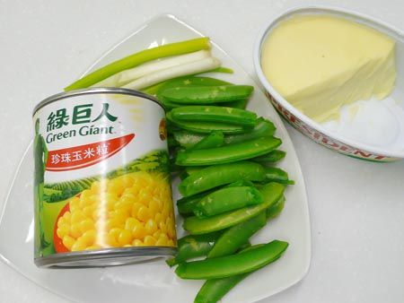 備料，甜豆莢斜切菱形丁