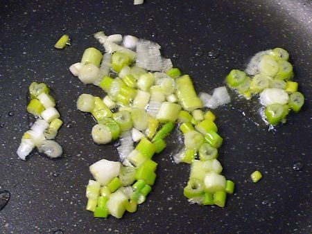 蔥切末，起油鍋炒香