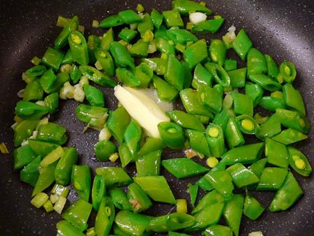 甜豆丁入鍋拌炒，下奶油一塊