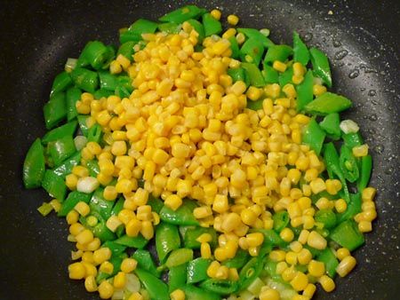 放入玉米，加鹽調味拌勻即成。