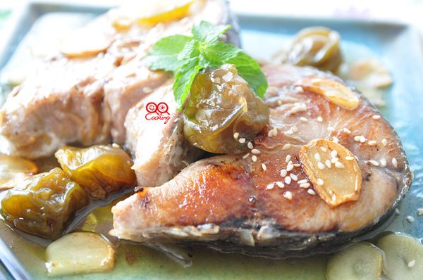 新鮮的黃魽輪切片採用鹽水凍保鮮，已含有鹹味，只要用爆香料爆香提味，調上香甜微酸的醬汁，這樣的美味讓我們一起來刺激味蕾吧!