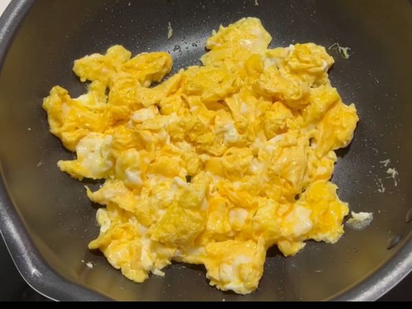 熱油2大匙，加蛋，炒熟，盛起備用