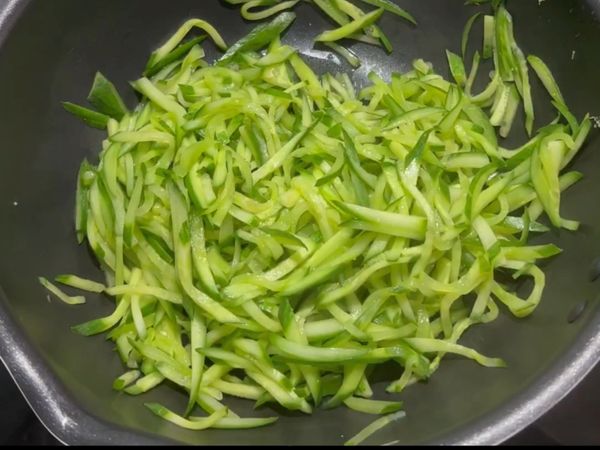 原鍋加小黃瓜絲、鹽1匙，炒軟