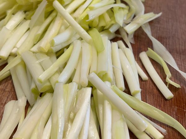 1、切蒜末、辣椒，韭黃切段