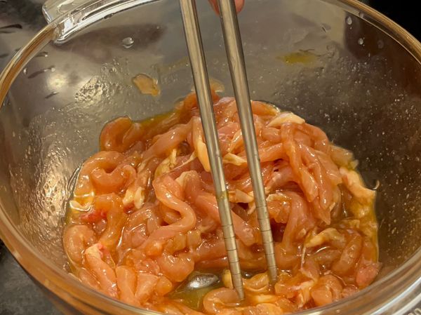 2、肉絲用米酒、蠔油、糖、胡椒粉醃漬，再拌入1匙玉米粉，再加少許油拌勻