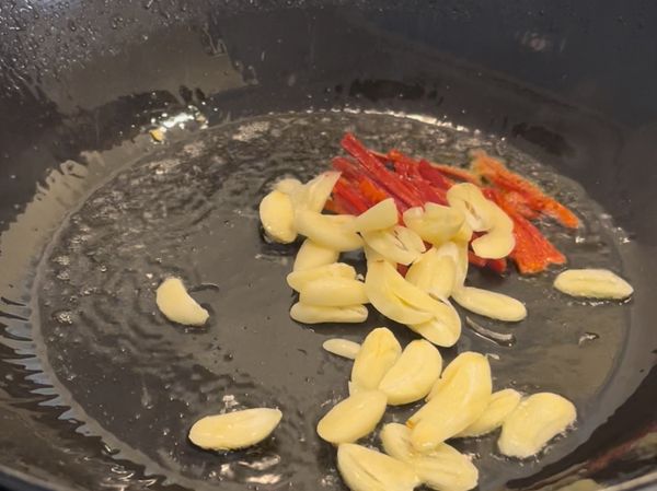 3、熱鍋熱油，炒香蒜末辣椒，