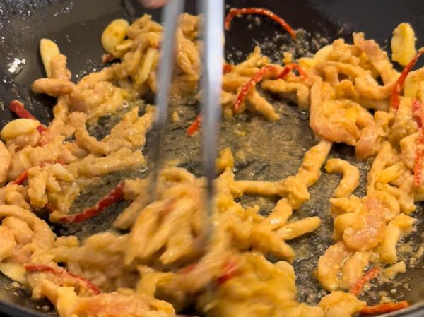 再放肉絲拌炒開來，炒至8-9分熟後，