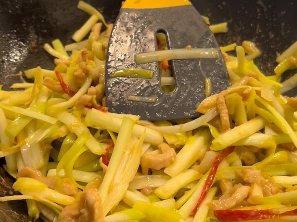 放韭黃翻拌至軟化即可