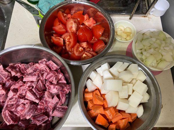 牛肋條（牛肋條別切太小煮好會縮）、
番茄（可去皮可不去）、
胡蘿蔔、白蘿蔔、洋蔥（切塊）
切好備用