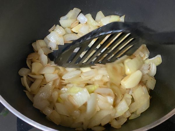 洋蔥 蒜頭 炒至上色