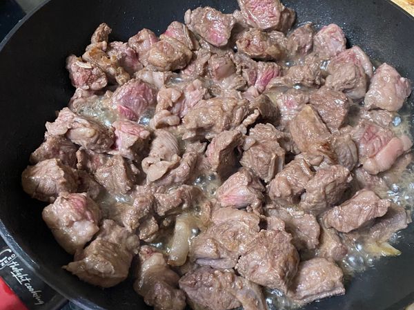 加入牛肋條、番茄醬、醬油、米酒