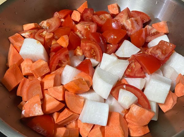 準備要燉的鍋放入番茄、胡蘿蔔、白蘿蔔
備用