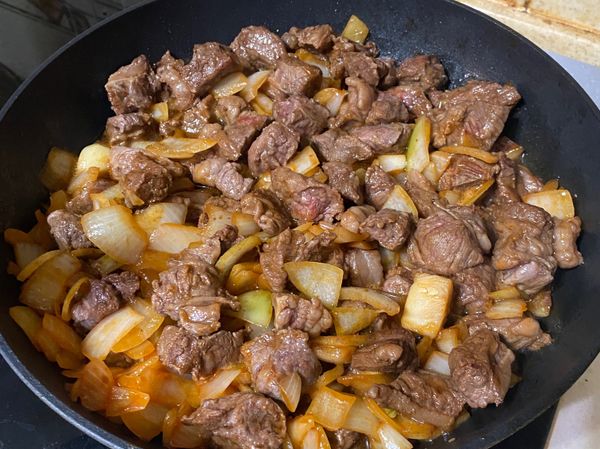 等待 牛肋條 上色的差不多後 倒入備用好的燉鍋中