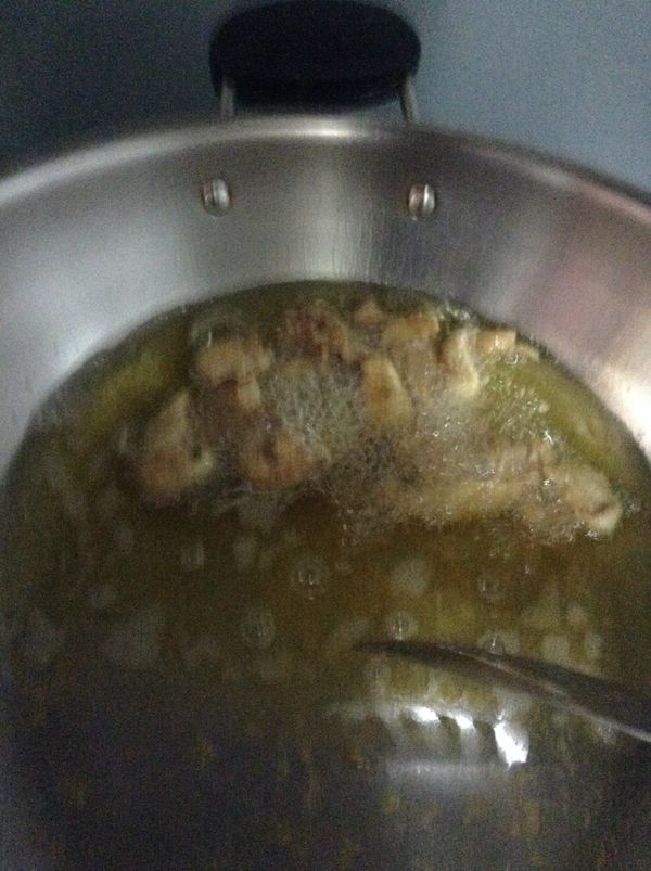 油燒熱，將雞皮放入逼油出來〈港式燒腊店是用燒腊油但我們用最簡單的方式來製作〉