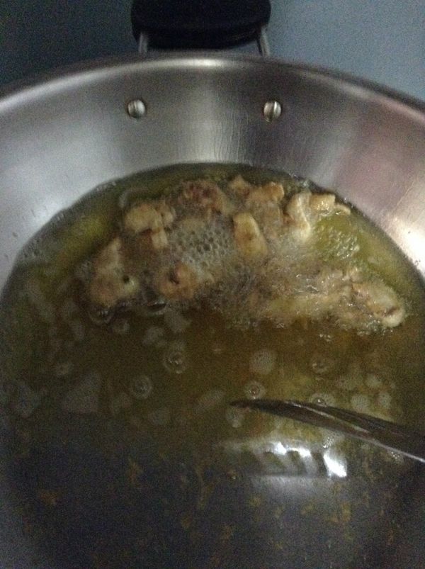 等等等....油逼出來後，關火！
放入薑和蔥花，等冷卻之後就是美味的蔥油醬拉！