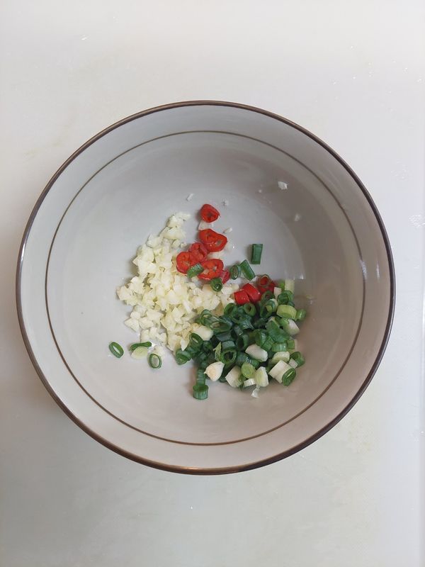 蔥、蒜頭、辣椒切末