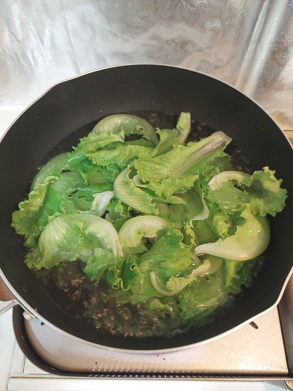 水燒開後加鹽，生菜焯水30秒。

※方才燒油的鍋，要等冷卻後才能加水。