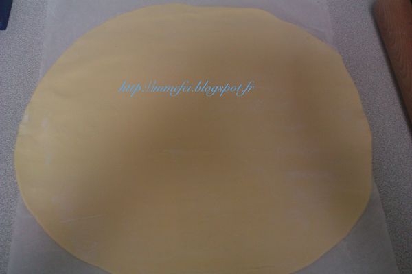 酥皮分成4等份,每等分切成三角形