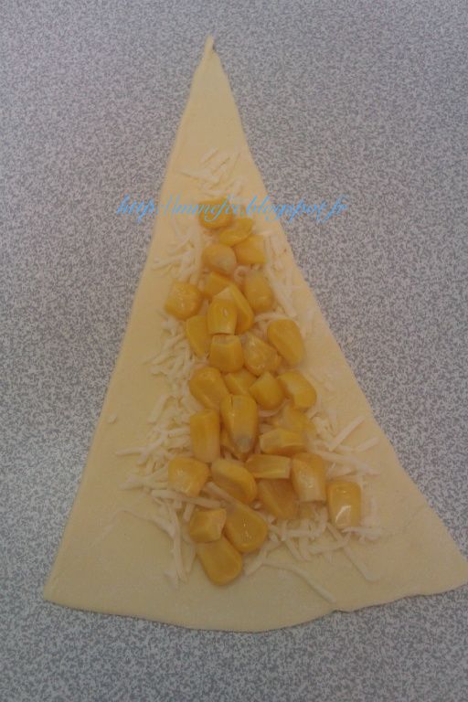 [做法二] 放上cheese或乾酪絲 和玉米粒, 撒上鹽, 胡椒少許