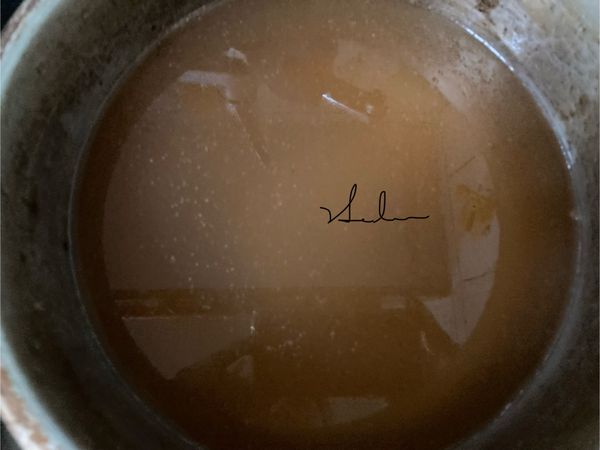 雙手洗乾淨，將愛玉籽放在水中雙手來回搓，別太用力免得絲襪破掉，慢慢搓約7分鐘左右。（包裝寫10-20分鐘，不需要那麼久！）