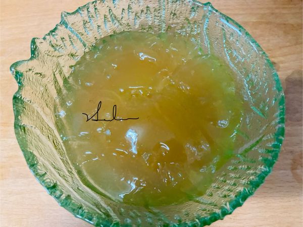 將冰成形的愛玉拿出，放入適量在碗中，再加上蜂蜜和檸檬汁冰塊即完成。