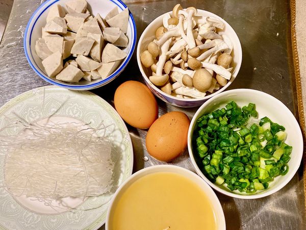 [備菜] 味噌用小碗使用一杯冷水或溫水化開；虱目魚丸切丁(個人一顆切六丁)；鴻禧菇去除底部將菇菇一根根分離；蔥洗淨切花；粉絲不需要事先泡水；取雞蛋1-2顆打散備用；洋蔥切絲(可略)。