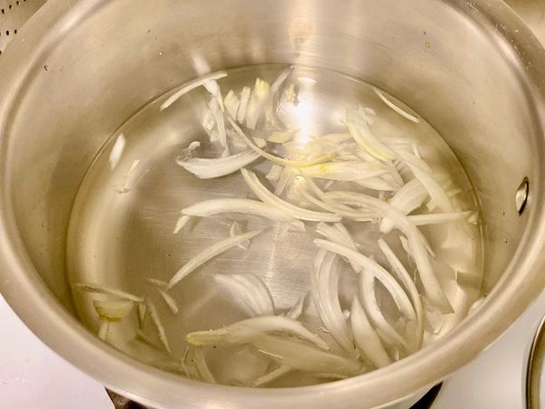 使用湯鍋放入約3-4杯的水(及洋蔥絲-可略)，以中火煮滾(大約5分鐘)。