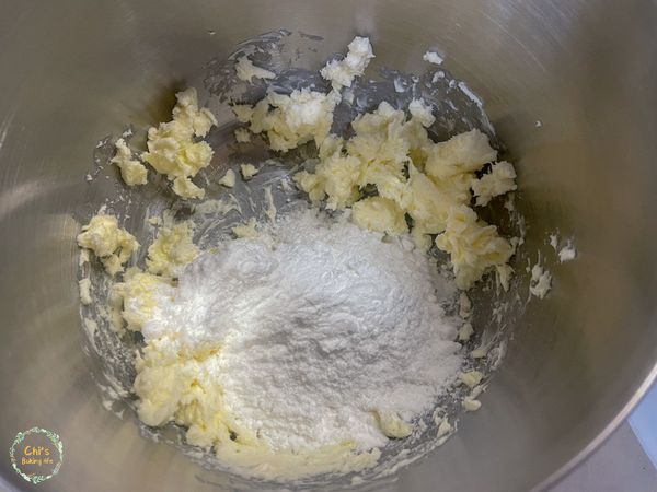 軟化奶油用攪拌機打軟後加入糖粉。
接著用橡皮刮刀稍微混合，再使用攪拌機打勻。