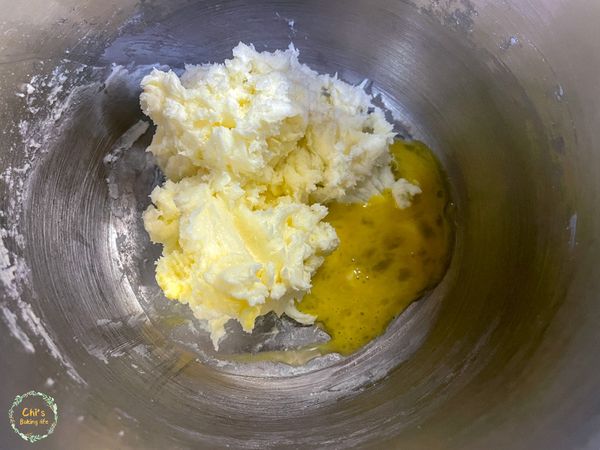 加入全蛋並攪拌均勻，接著加入香草精攪拌均勻。