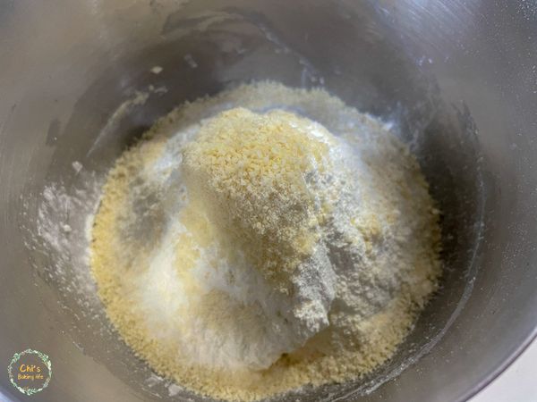 加入過篩後的低筋麵粉及杏仁粉，用橡皮刮刀稍微拌合。