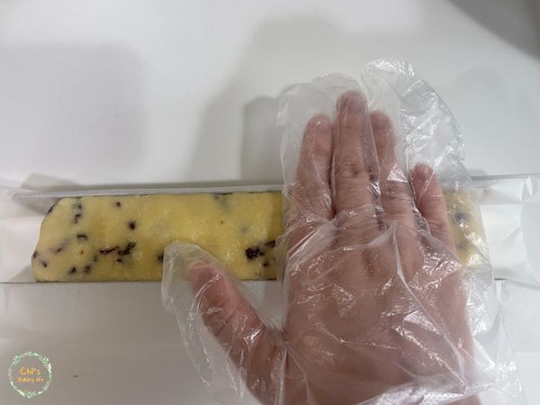 用手輕壓頂部，讓凸出模具的餅乾麵團往兩側分散。
拉起烘焙紙取出餅乾麵團，滾到另一面並放進Ｕ型模具並重複上述步驟。
四個面都要壓平。