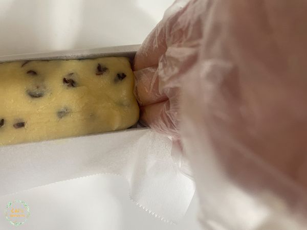 側邊用手往內側輕壓，讓兩側平整。