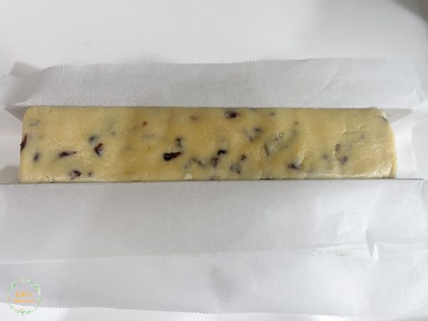 每一面都塑形後就可以放入冷凍１小時。
冰鎮過的麵團比較好切割。