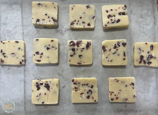 預熱烤箱上火１７０／下火１３０度，單一爐溫請設定１６０度。
冰凍後，將烘焙紙及餅乾麵團取出，切成每片約０.５公分，大約可以切２５片。