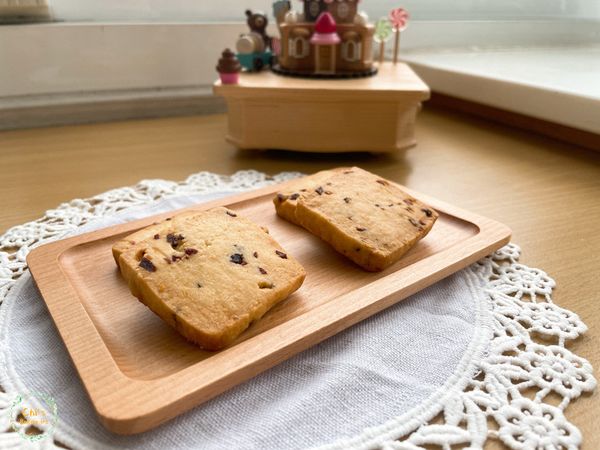 放入烤箱中層，烘烤２０分鐘。
時間到後底部已上色，邊緣至頂部會是淡金黃色，若覺得頂部上色不夠，可以將烤盤拿至上層，多烤３－５分鐘。頂部上色後就可以出爐囉！
密封常溫保存７－１４日。若受潮了可以烤一下將水氣烤乾，烤箱設置１００度烤５分鐘左右。