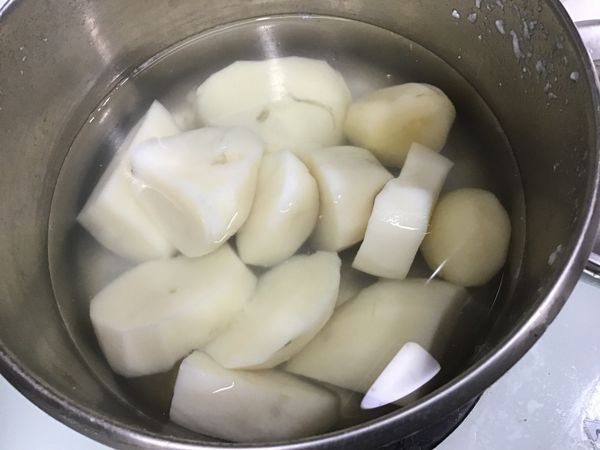 將馬鈴薯削皮後切成小塊,放入鍋中加水及一匙鹽,煮到鬆軟.